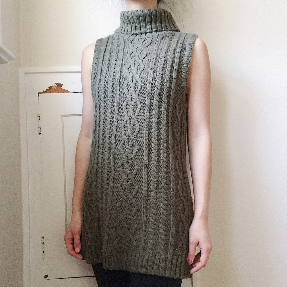 🌿 Sleeveless Turtleneck Sweater
